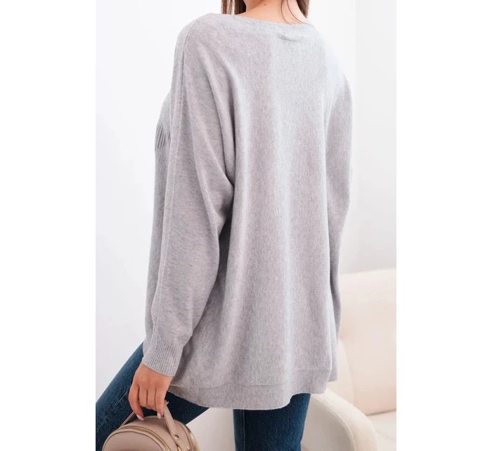 Dámsky sveter s dlhším chrbtom a vyrazenou hviezdou sivej farby