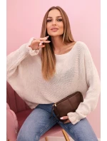 Dámsky mohérový sveter s volánovými rukávmi a výrezom na chrbte béžovej farby Dámsky mohérový sveter s volánovými rukávmi a výrezom na chrbte béžovej farby