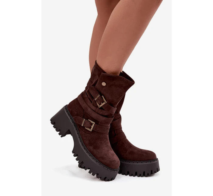Dámské kotníkové boty na podpatku s přezkami a páskem čokoládové model 21725142 - Boto