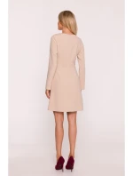 model 21319189 Šaty s ozdobnými knoflíky v pase béžové - STYLOVE model 21319189 Šaty s ozdobnými knoflíky v pase béžové - STYLOVE
