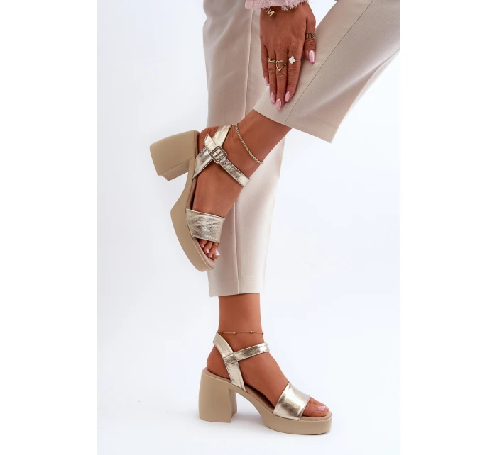 model 21655608 Dámské Kožené Sandály Na Klínu Zlaté - Zazoo