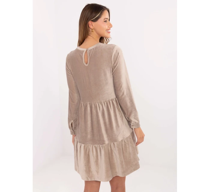 Sukienka model 21399587 ciemny bezowy - FPrice Sukienka model 21399587 ciemny bezowy - FPrice
