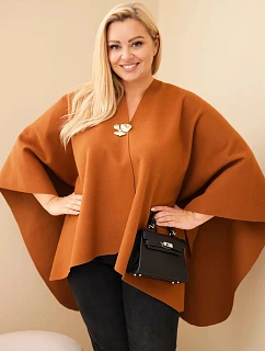 Dámske pončo vo veľkosti Plus Size s brošňou, karamelová farba