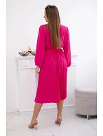 Šaty s viazaným plisovaným lemom fuchsiovej farby