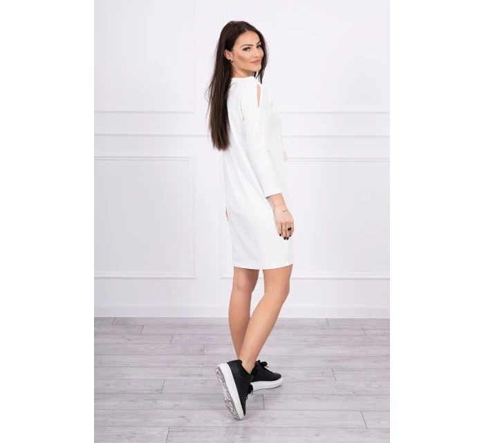 Šaty s 3D v barvě ecru model 18744132 - K-Fashion Šaty s 3D v barvě ecru model 18744132 - K-Fashion