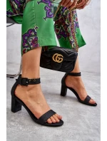 Lesklé sandály na podpatku Černé model 21608002 - Boto Lesklé sandály na podpatku Černé model 21608002 - Boto