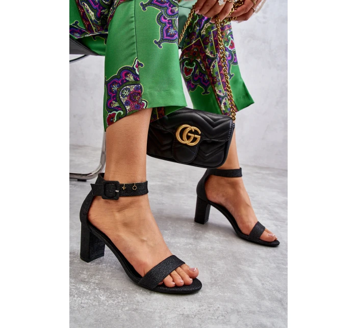 Lesklé sandály na podpatku Černé model 21608002 - Boto Lesklé sandály na podpatku Černé model 21608002 - Boto