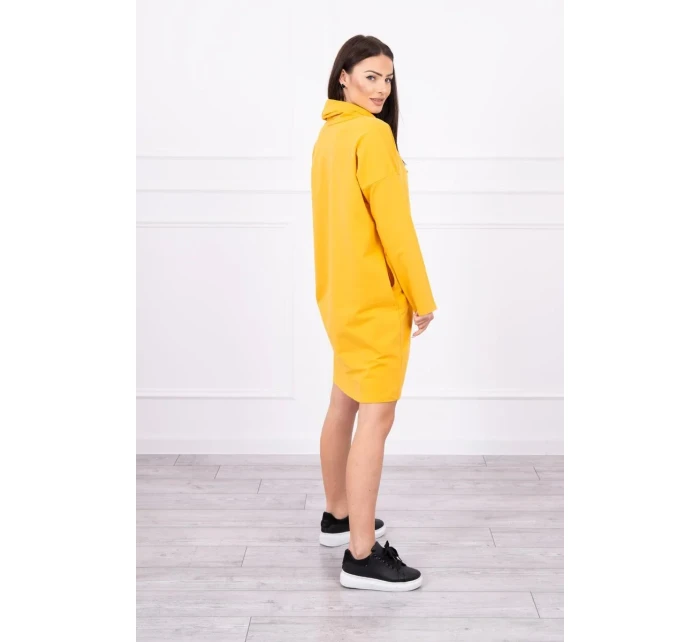 Horčicové šaty s kravatou