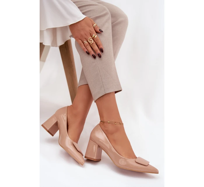 Lakované lodičky na sloupku s ozdobou Nude model 21752745 - Boto