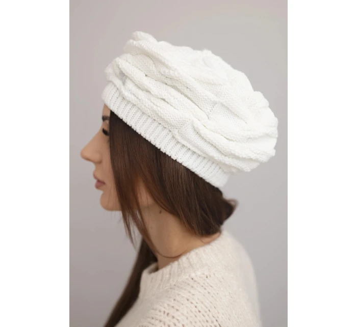 Dámská zimní čepice s ozdobným pletením a krystaly model 21878095 bílá - K-Fashion