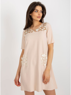 Béžové koktailové šaty s kvetinovou aplikáciou