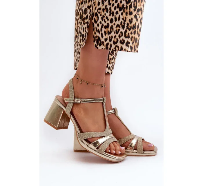 Sandále na podpätku model 197572 Vykročte štýlovo