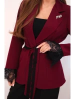 Dámský sako s páskem a krajkovým model 21774839 rukávů bordová - K-Fashion