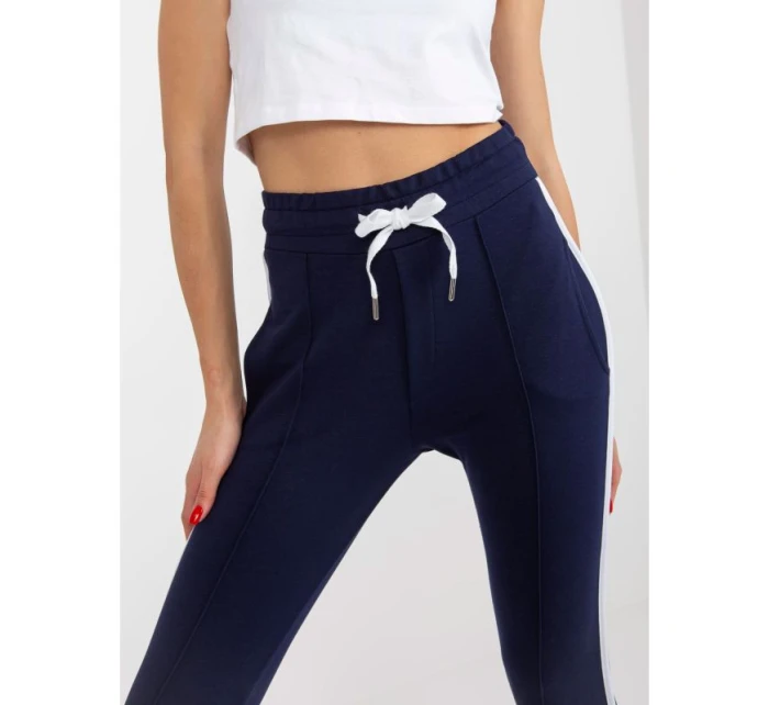 Námořnicky modré základní teplákové kalhoty s lemováním model 21767862 - Rue Paris