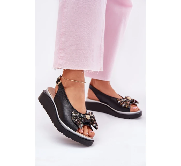 Dámské kožené sandály na klínu s mašlí model 21701827 černé - Zazoo Dámské kožené sandály na klínu s mašlí model 21701827 černé - Zazoo