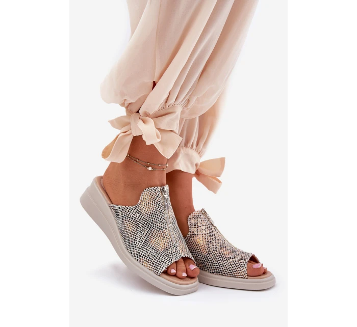 Klapki Damskie Na Koturnie Z Zamkiem Zwierzęcy Wzór Beżowe Irriva Klapki Damskie Na Koturnie Z Zamkiem Zwierzęcy Wzór Beżowe Irriva