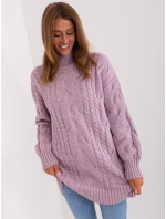 Svetlo fialové pletené šaty s vrkočmi