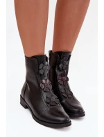 Zateplené dámské kotníkové boty na ploché podrážce s ozdobnými květinami černé model 21711102 - Boto Zateplené dámské kotníkové boty na ploché podrážce s ozdobnými květinami černé model 21711102 - Boto