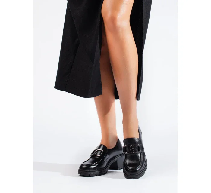 Štýlové čierne dámske poltopánky na širokom podpätku Štýlové čierne dámske poltopánky na širokom podpätku