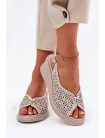 Dámské Kožené Sandály Na Klínu model 21695174 Béžové - VINCEZA Dámské Kožené Sandály Na Klínu model 21695174 Béžové - VINCEZA