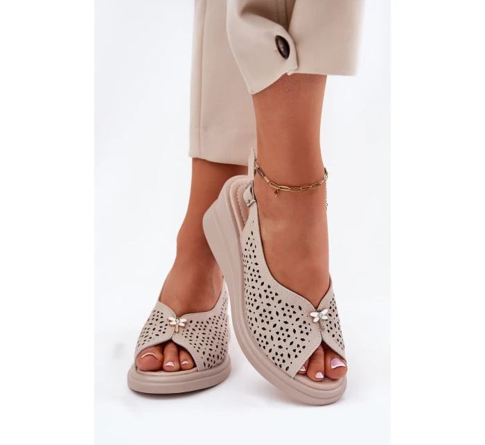 Dámské Kožené Sandály Na Klínu model 21695174 Béžové - VINCEZA Dámské Kožené Sandály Na Klínu model 21695174 Béžové - VINCEZA