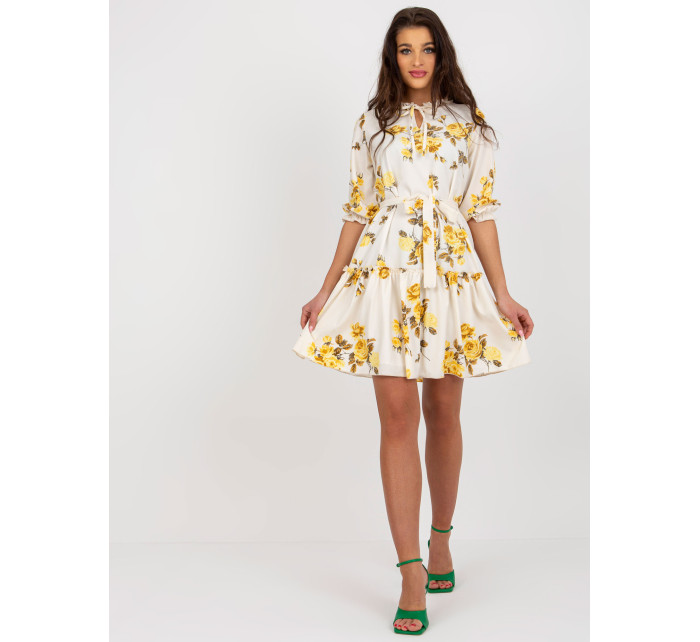 Béžové a žlté dámske kvetinové šaty s opaskom