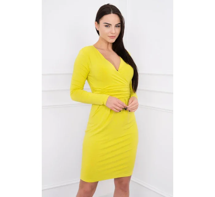 Přiléhavé šaty s výřezem pod prsy kiwi