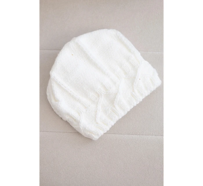 Dámska zimná pletená čiapka s ozdobným vzorom K403 biela