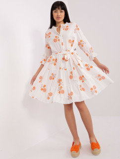 Biele a oranžové vzorované šaty s volánom