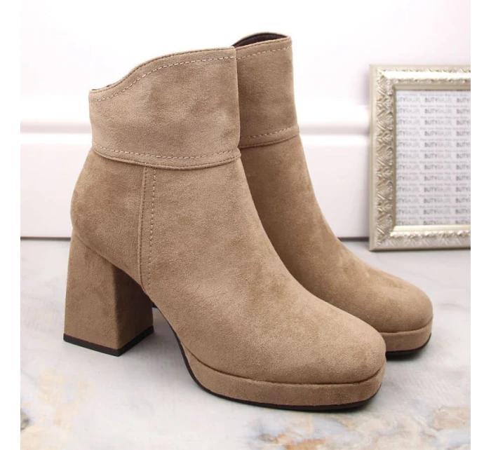 Dámske zateplené semišové čižmy na podpätku W SAN24B béžové - M.Daszynski Dámske zateplené semišové čižmy na podpätku W SAN24B béžové - M.Daszynski