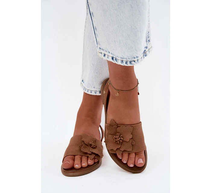 Kožené semišové sandály na nízkém podpatku s ozdobným květem model 22122946 hnědé - Zazoo