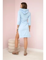 Šaty s dlhším chrbtom a farebnou modrou potlačou