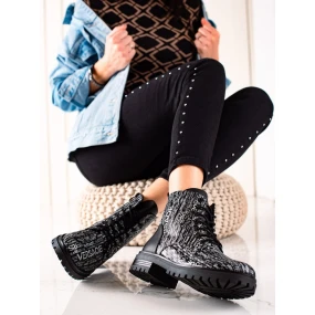 Originálne dámske čierne členkové topánky na plochom podpätku