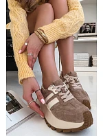 z semiše na masivní platformě Béžové model 22031733 - D&A z semiše na masivní platformě Béžové model 22031733 - D&A