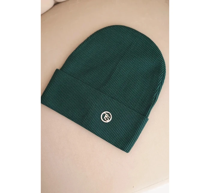 Dámska pruhovaná čiapka z modalu a viskózy s ozdobným gombíkom tmavozelená Dámska pruhovaná čiapka z modalu a viskózy s ozdobným gombíkom tmavozelená