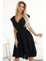 SCARLETT Černé dámské rozšířené šaty s přeloženým obálkovým výstřihem a páskem model 20850667 - numoco SCARLETT Černé dámské rozšířené šaty s přeloženým obálkovým výstřihem a páskem model 20850667 - numoco