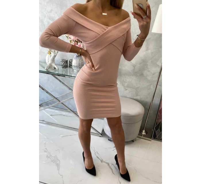 Priliehavé šaty s výstrihom do V tmavo púdrovo ružové