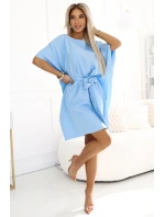model 20916071 SOFIA Motýlí šaty se zavazováním v pase pastelově MODRÉ - numoco