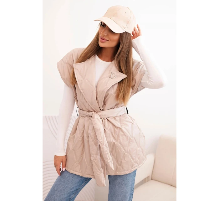 Dámska prešívaná vesta s opaskom a širokým golierom béžová
