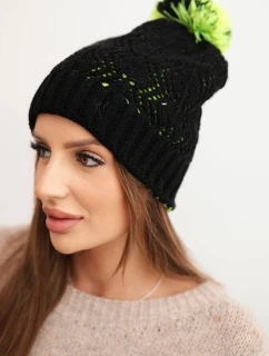 Dámska zimná čiapka s vlnou z ozdobného úpletu s bambulou K467 čierna