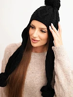 Dámska zimná pletená čiapka s bambulou a predĺženými bokmi K448 čierna