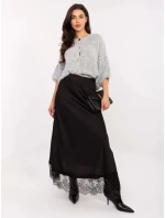 Saténová sukňa s čipkovým lemom čierna (4213)