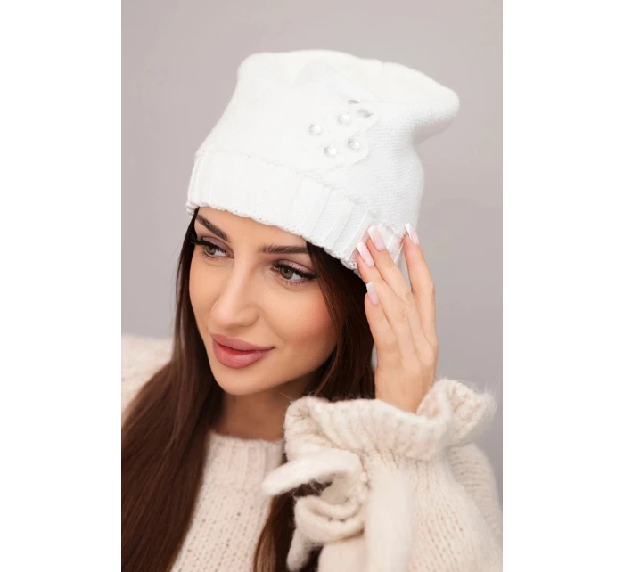 Dámska zimná čiapka s ozdobným kvetom a zirkónom K400 biela