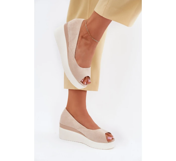 Dámské Sandály Na Klínu Z Eko Semiše Světle Béžové model 21702482 - Boto Dámské Sandály Na Klínu Z Eko Semiše Světle Béžové model 21702482 - Boto