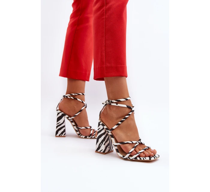 Moderní sandály na podpatku černobílé model 21650119 - Boto Moderní sandály na podpatku černobílé model 21650119 - Boto