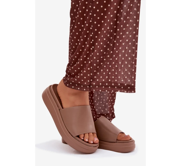 Dámské pantofle na platformě tmavě béžové model 21918985 - Boto