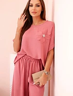 Dámska súprava z viskózy s ozdobným kvetom a širokými nohavicami - tmavoružová