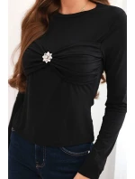 Dámska blúzka z viskózy s opaskom a brošňou čierna