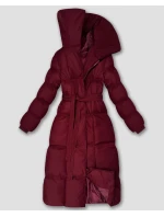 Dlhá dámska zimná bunda vo vínovej farbe s opaskom (5M3327-1) Dlhá dámska zimná bunda vo vínovej farbe s opaskom (5M3327-1)