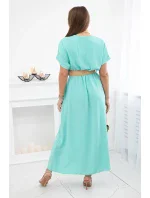 Dlhé šaty s ozdobným opaskom vo farbe svetlej mäty